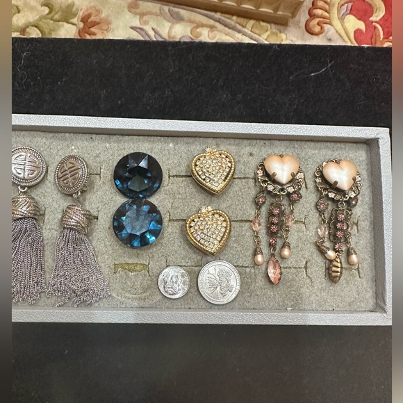 9 pairs of Vintage Clip on earrings. - Picture 8 of 13
